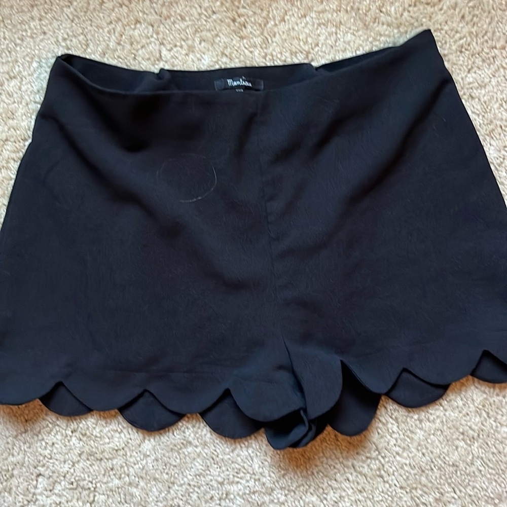 Momteau black scalloped shorts